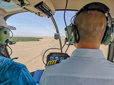 飞机驾驶员直升机驾驶员背影背景