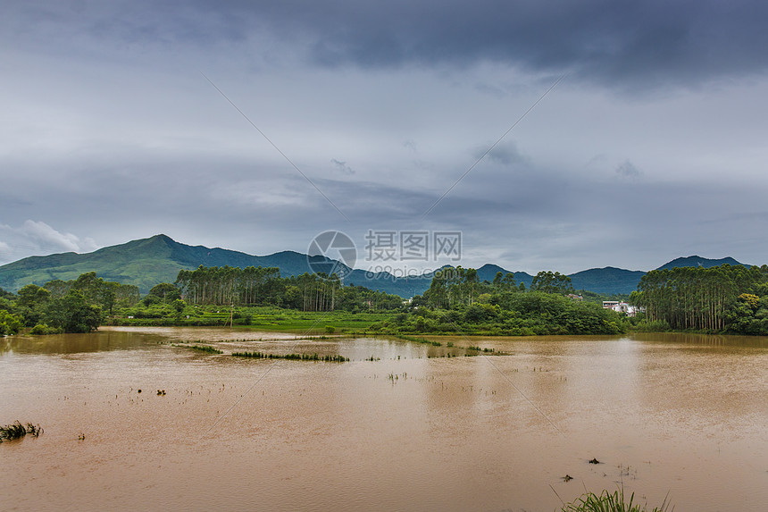 暴雨洪水淹没农田图片