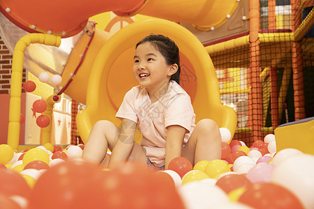 儿童游乐场在海洋球里嬉戏的小女孩背景