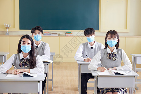 学生带着口罩上课图片