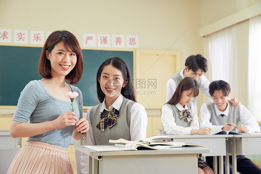 学生送花给老师图片