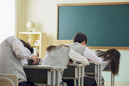 上课睡觉亚洲学生在教室：课堂上玩手机，午休睡觉背景