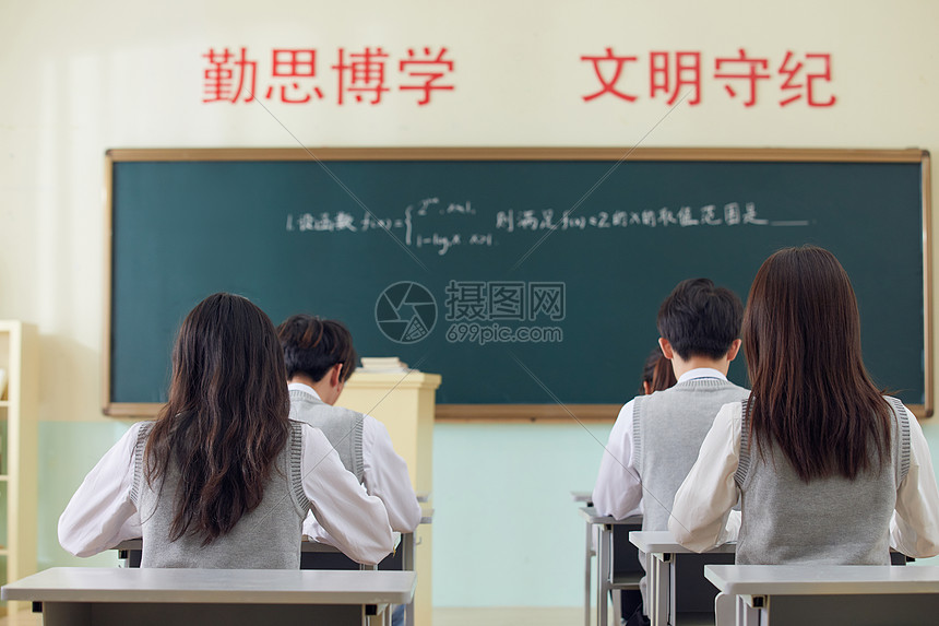 学生在教室学习背影图片