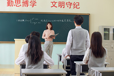 学生起立回答老师问题图片