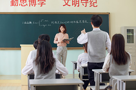 学生起立回答老师问题图片