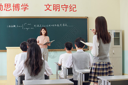 学生起立回答老师问题图片