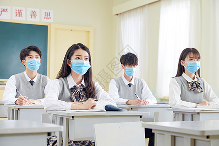 疫情学习中学生戴口罩认真听课背景