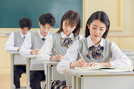 学生学习学生在教室认真做题背景