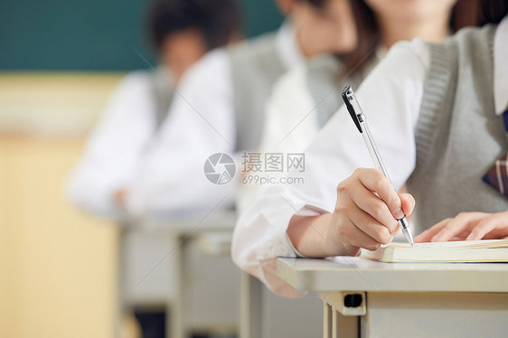 学生在教室认真做题图片