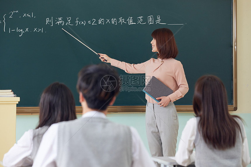 ‘~中学生认真听教室授课背影  ~’ 的图片