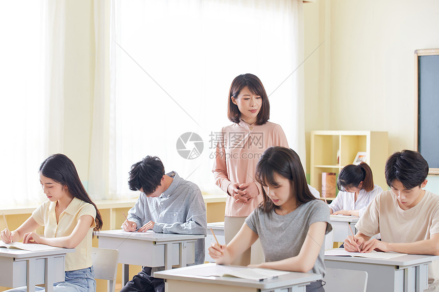 学生考试场景图片