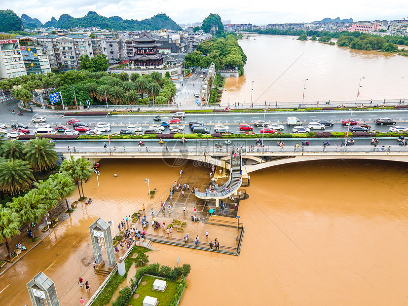 夏季南方暴雨洪涝灾害桂林漓江解放桥洪峰图片