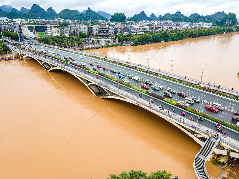 夏季南方暴雨洪涝灾害桂林漓江解放桥洪峰图片