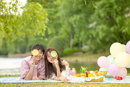 青年情侣野餐亲密玩耍图片