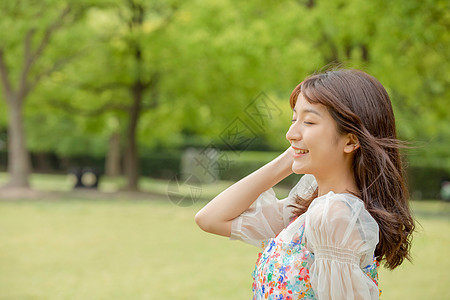 青年女性公园郊游图片