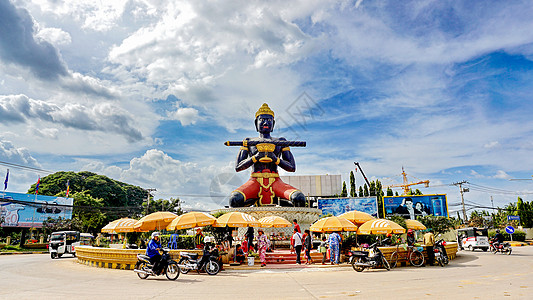 柬埔寨马德望马路中央的神像地标图片
