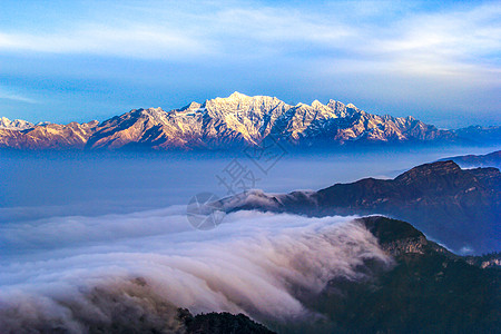 四川牛背山雪山云海背景图片