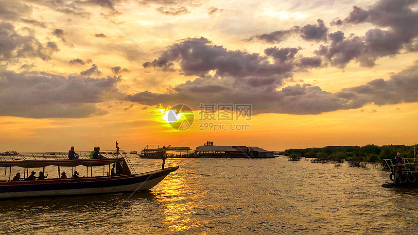 柬埔寨洞顶萨湖夕阳图片