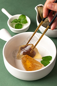 筷子夹冰心粽子图片