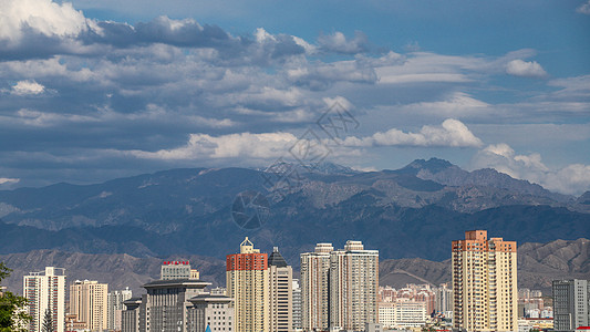 新疆乌鲁木齐雪山天际线图片