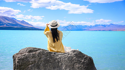 夏天新西兰湖边女孩背影背景