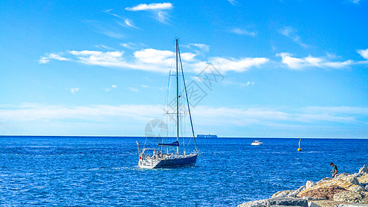意大利大海上的帆船背景图片