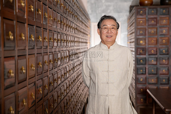 老年中医药房配药材图片