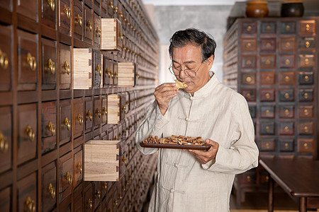 老年中医药房清点药材图片