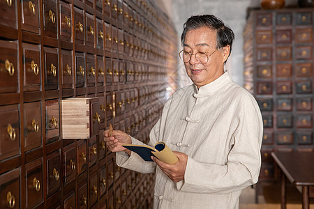 老年中医药房清点药材图片