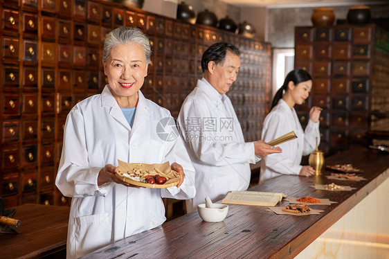 中医馆中医准备药材图片