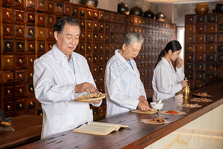 中医馆中医准备药材图片