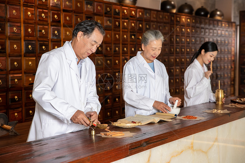 中医馆中医准备药材图片