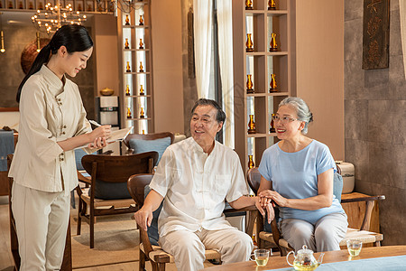 中医养生馆员工服务老年夫妻图片