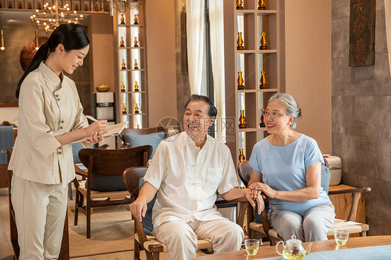 中医养生馆员工服务老年夫妻图片