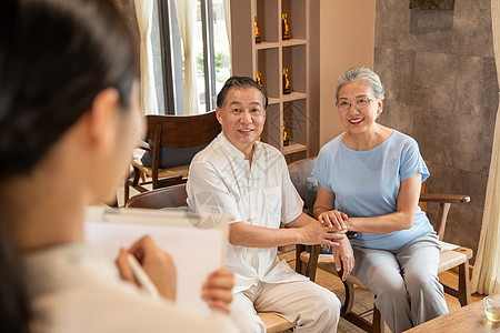 中医养生馆员工服务老年夫妻背景图片