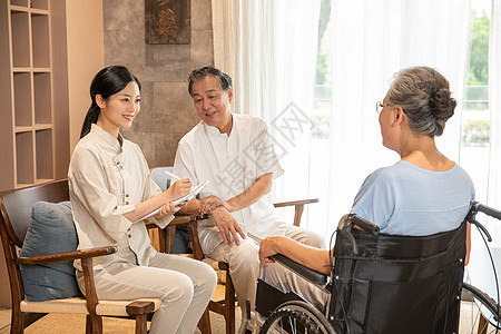 中医养生馆员工服务老年夫妻背景图片