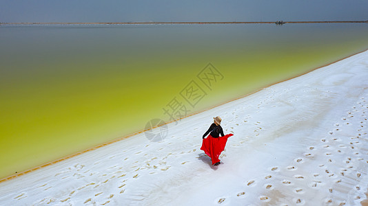 青海美女察尔汗盐湖红裙美女背景