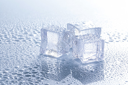 冰穿泉水三颗冰块特写背景