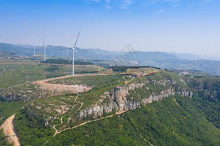 夏季山顶的风力发电机图片