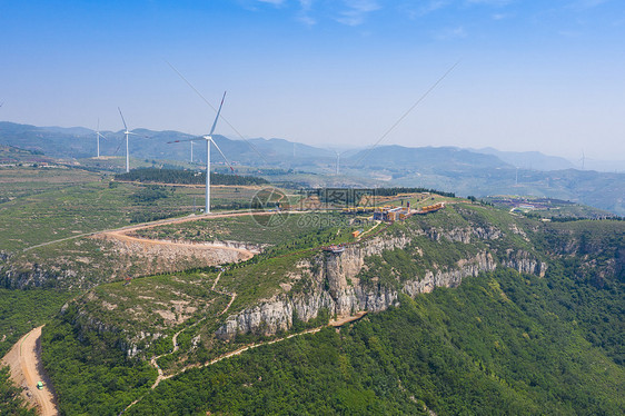 夏季山顶的风力发电机图片