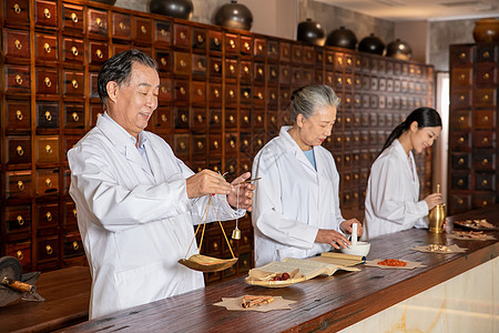 中医养生馆医生整理药材图片