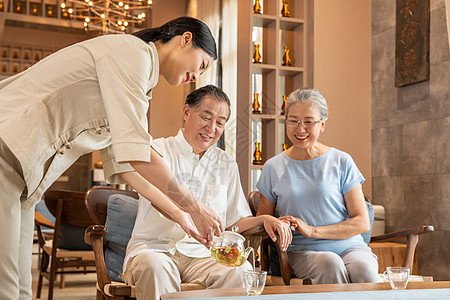 养生会所中医养生馆员工服务老人背景