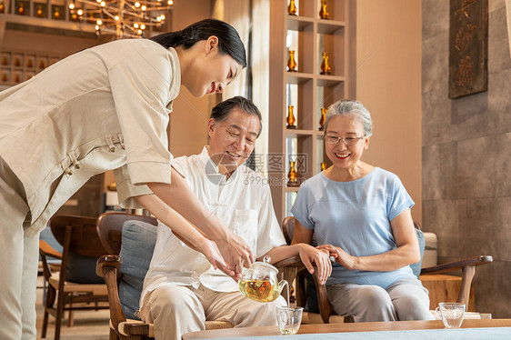 中医养生馆员工服务老人图片