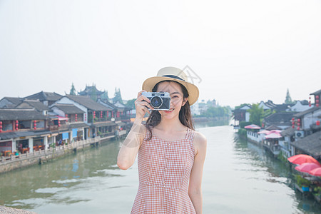 年轻女生夏日小清新美女古镇旅行背景