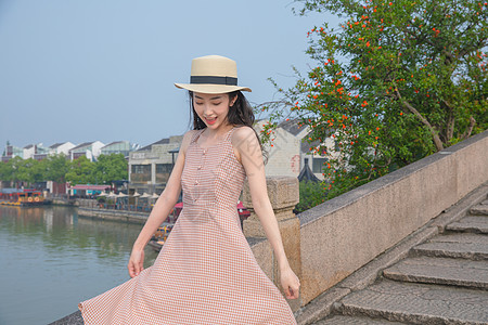 粉色白色台阶夏日清纯美女古镇旅游背景