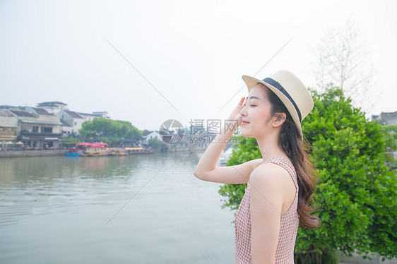 夏日清纯美女古镇旅游图片