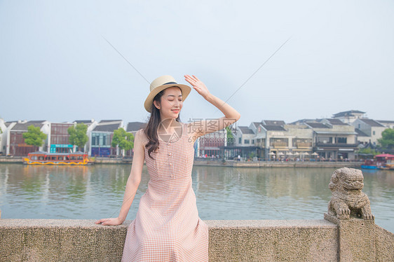 夏日美女古镇旅游图片