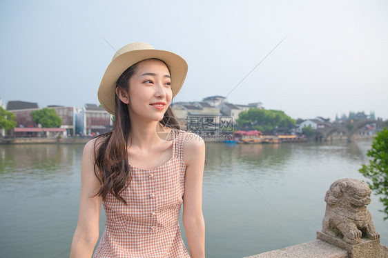 夏日美女古镇旅游图片