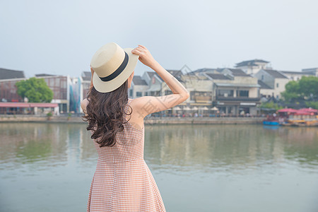 夏日美女古镇旅行图片