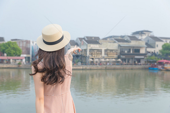 夏日美女古镇旅行图片